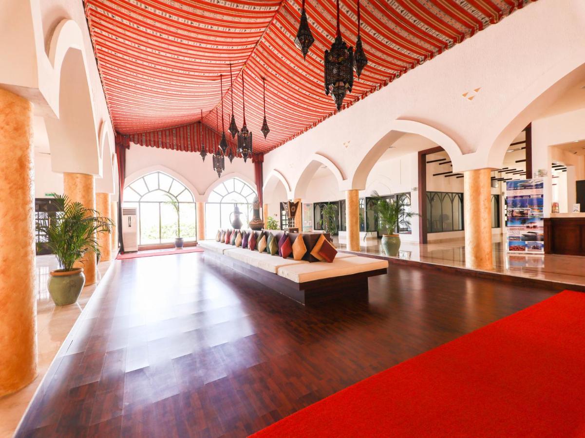 Capital O133 Al Sawadi Beach Resort & Spa 巴尔卡 外观 照片