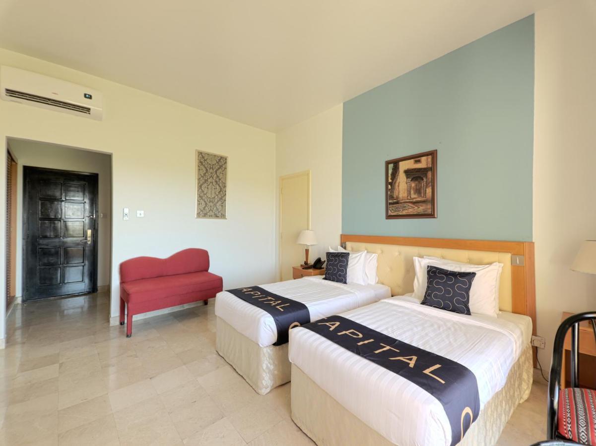 Capital O133 Al Sawadi Beach Resort & Spa 巴尔卡 外观 照片