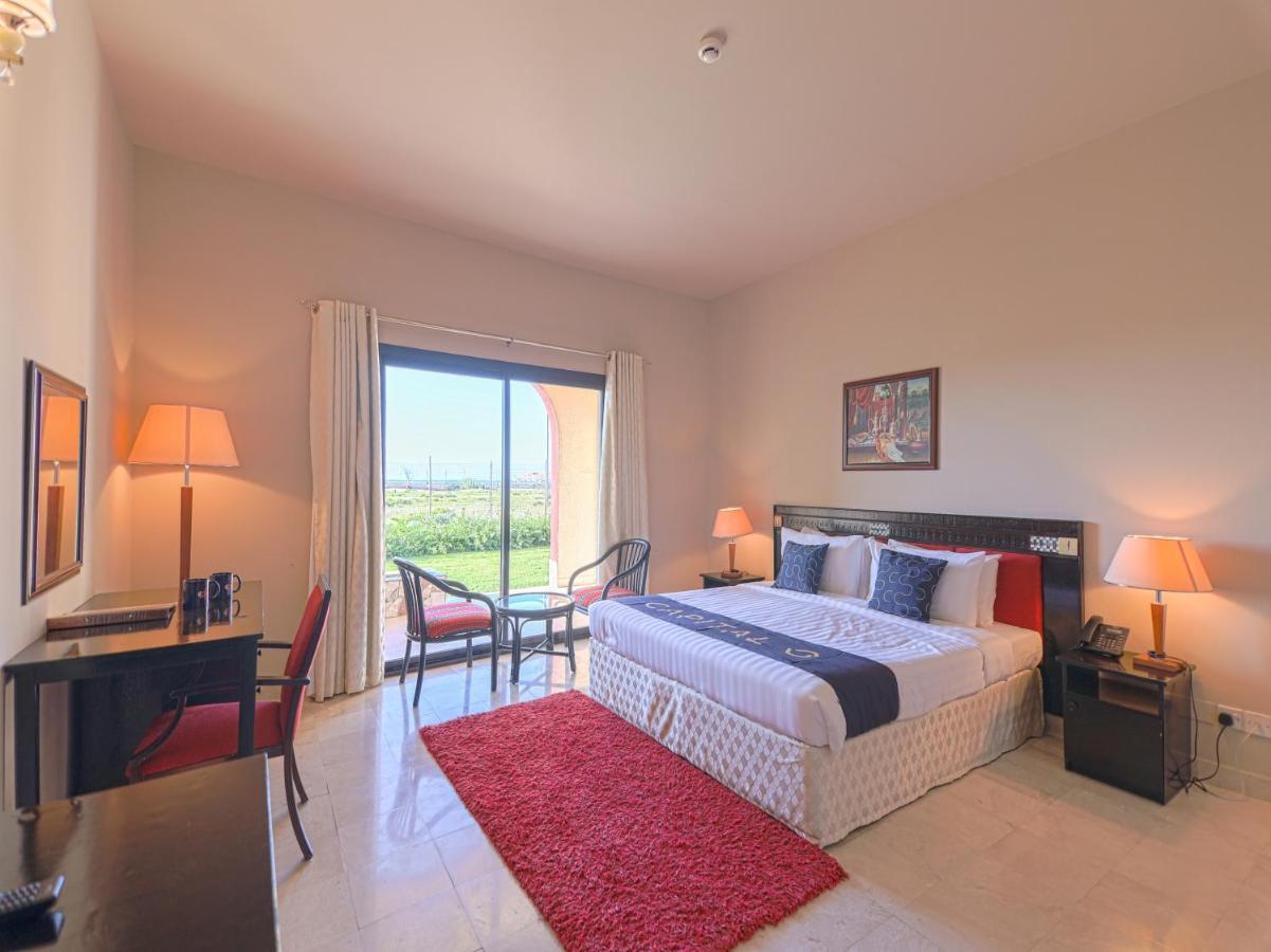 Capital O133 Al Sawadi Beach Resort & Spa 巴尔卡 外观 照片