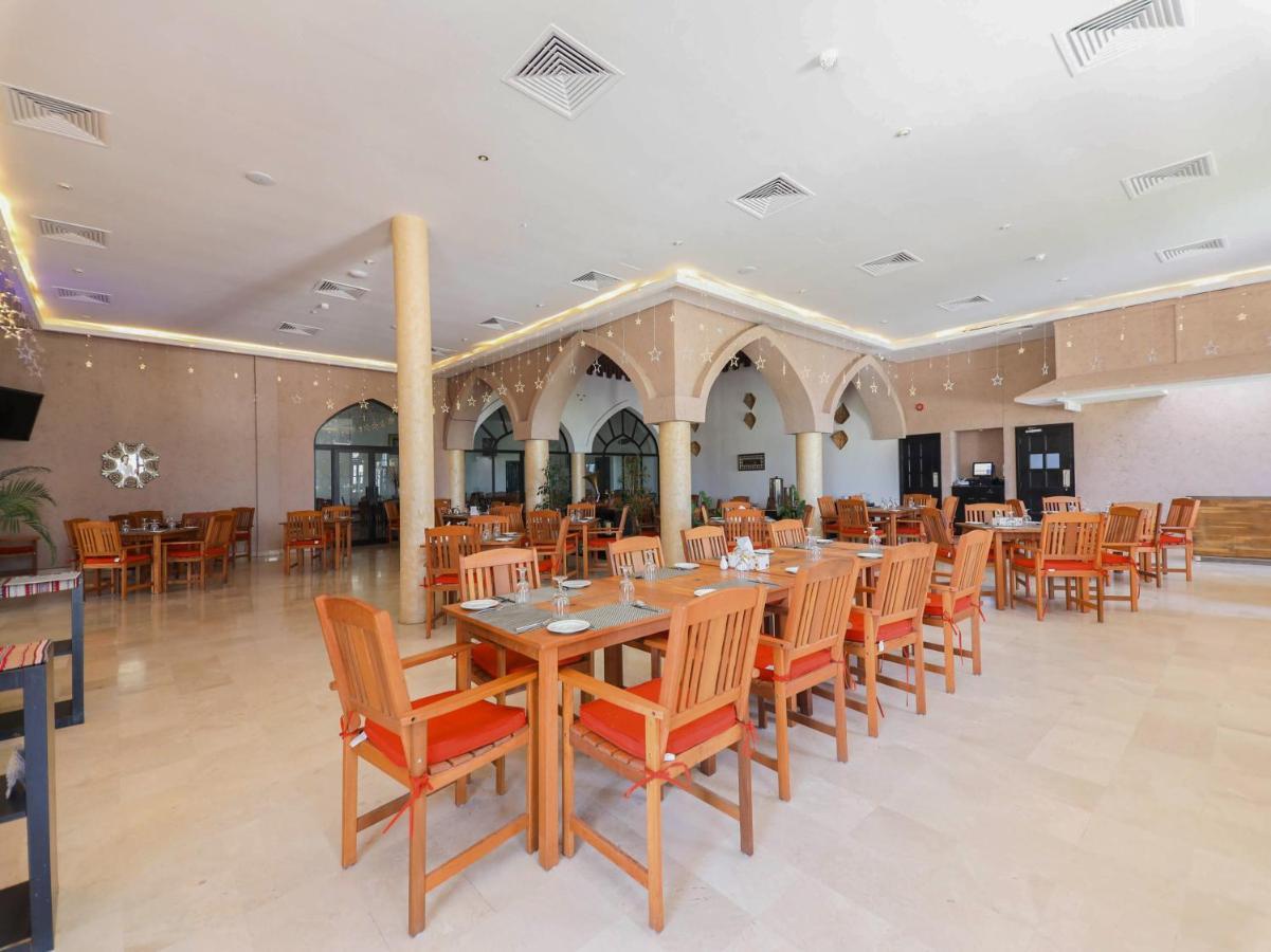 Capital O133 Al Sawadi Beach Resort & Spa 巴尔卡 外观 照片